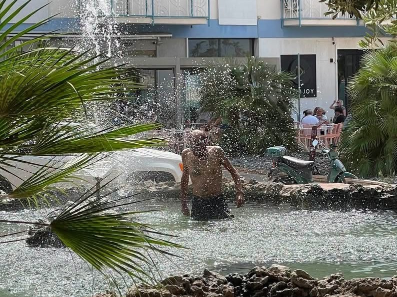 Immagine articolo: Mazara, uomo fa il bagno nella fontana dell’Arco Normanno: la segnalazione