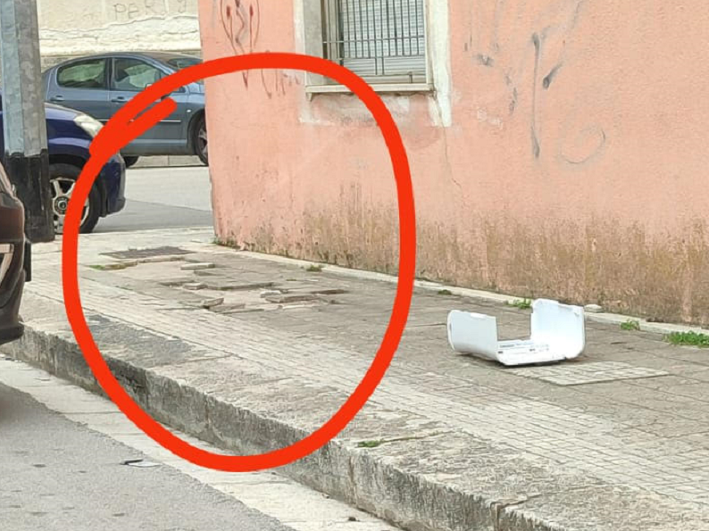 Immagine articolo: Il lettore scrive: "Mattoni divelti vicino scuola media da anni, pericolo per gli alunni" Immagine articolo: Il lettore scrive: "Mattoni divelti vicino scuola media da anni, pericolo per gli alunni"
