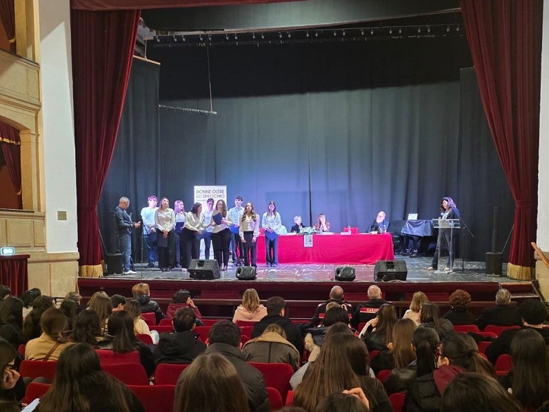 Immagine articolo: Successo al Selinus per il convegno “Il disagio invisibile”. Protagonisti gli studenti: “Necessario dialogo con famiglie e insegnanti” Immagine articolo: Successo al Selinus per il convegno “Il disagio invisibile”. Protagonisti gli studenti: “Necessario dialogo con famiglie e insegnanti”
