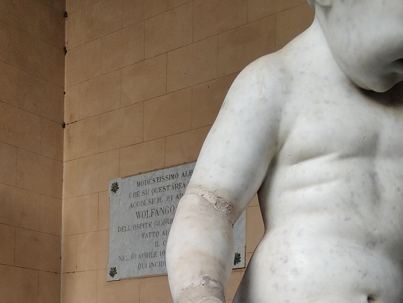 Immagine articolo: Danneggiata la "bambocciata" di Rutelli all'ingresso del Teatro Selinus Immagine articolo: Danneggiata la "bambocciata" di Rutelli all'ingresso del Teatro Selinus