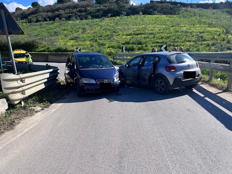 Immagine articolo: Salemi, scontro fra due auto sulla SP 188, sul posto i sanitari del 118 ed i vigili urbani Immagine articolo: Salemi, scontro fra due auto sulla SP 188, sul posto i sanitari del 118 ed i vigili urbani