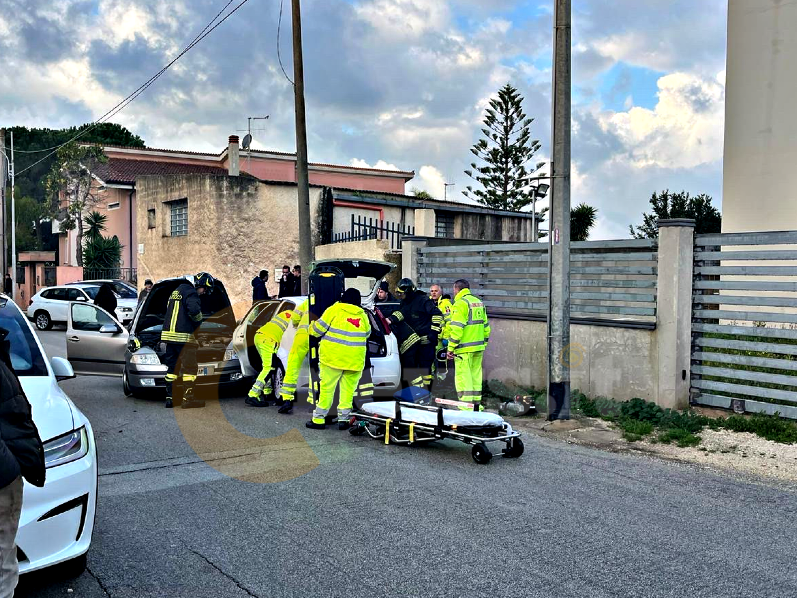 Immagine articolo: Castelvetrano, scontro fra due auto in via Mazara, Vigili del Fuoco sul posto per estrarre ferito dalla vettura Immagine articolo: Castelvetrano, scontro fra due auto in via Mazara, Vigili del Fuoco sul posto per estrarre ferito dalla vettura