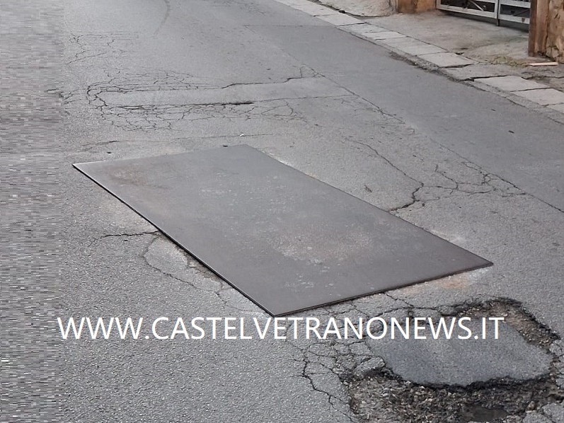 Immagine articolo: Il lettore scrive: “La lastra in via Quintino Sella va rimossa”