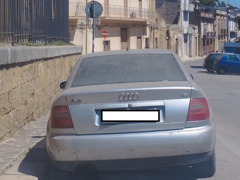 Immagine articolo: Il lettore scrive: "Auto abbandonata da tre anni in pieno centro" Immagine articolo: Il lettore scrive: "Auto abbandonata da tre anni in pieno centro"