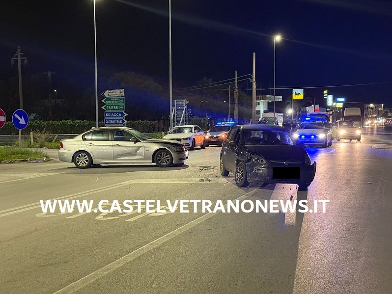 Immagine articolo: Scontro tra due auto nella zona commerciale. Sul posto la Polizia Municipale