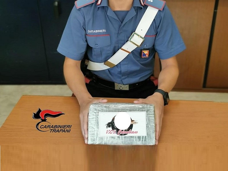 Immagine articolo: In giro con lo scooter con a bordo quasi un kg di cocaina, arrestato dai carabinieri un 39enne trapanese Immagine articolo: In giro con lo scooter con a bordo quasi un kg di cocaina, arrestato dai carabinieri un 39enne trapanese
