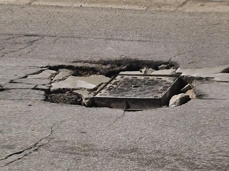 Immagine articolo: Il lettore scrive: "Buca in via Campobello, pericolo per pedoni, automobilisti e ciclisti" Immagine articolo: Il lettore scrive: "Buca in via Campobello, pericolo per pedoni, automobilisti e ciclisti"