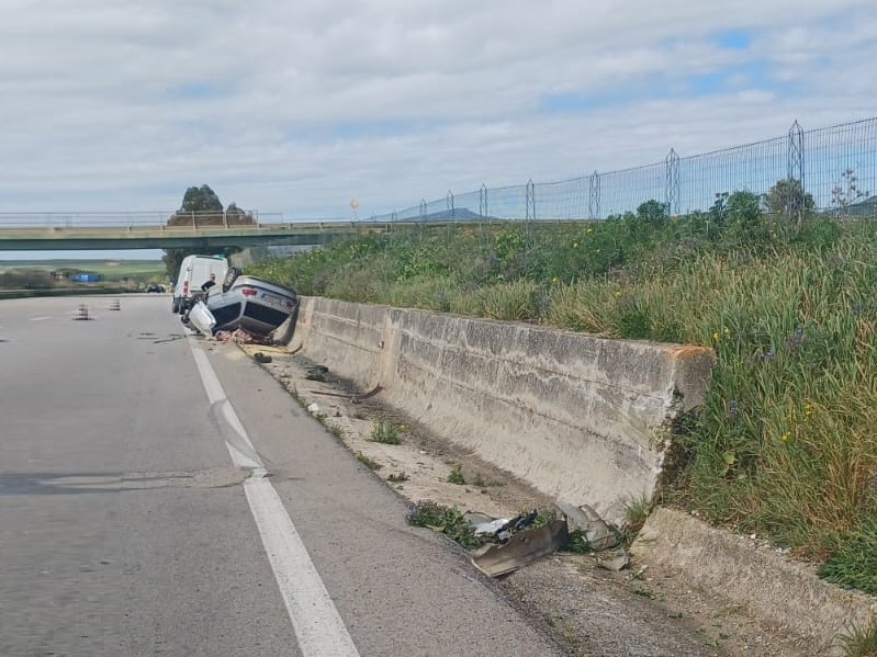Immagine articolo: Auto si ribalta sulla A29, conducente trasportato in Ospedale per accertamenti Immagine articolo: Auto si ribalta sulla A29, conducente trasportato in Ospedale per accertamenti