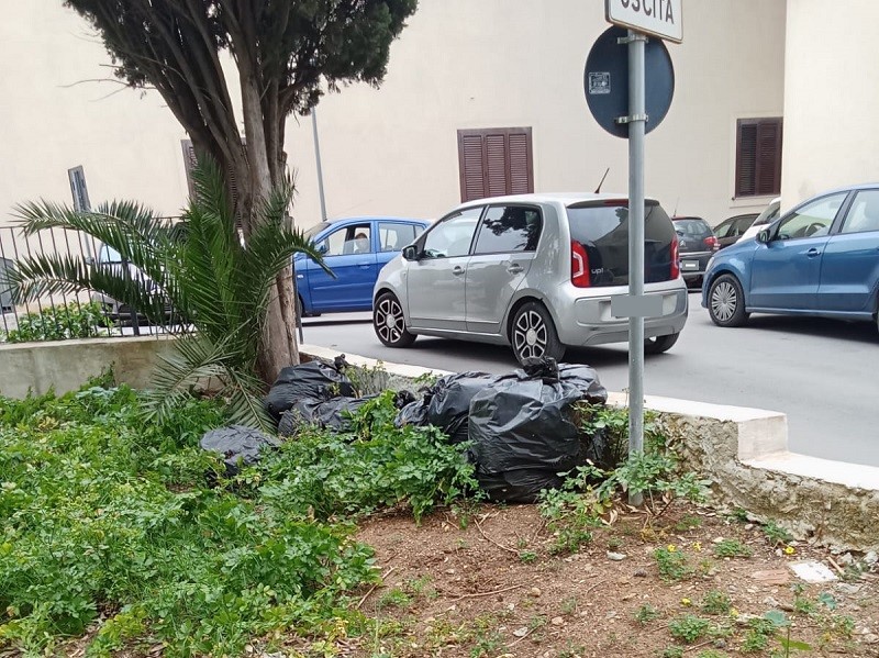 Immagine articolo: Il lettore scrive: "Rifiuti abbandonati in sacchi neri dietro vecchio Ospedale" Immagine articolo: Il lettore scrive: "Rifiuti abbandonati in sacchi neri dietro vecchio Ospedale"