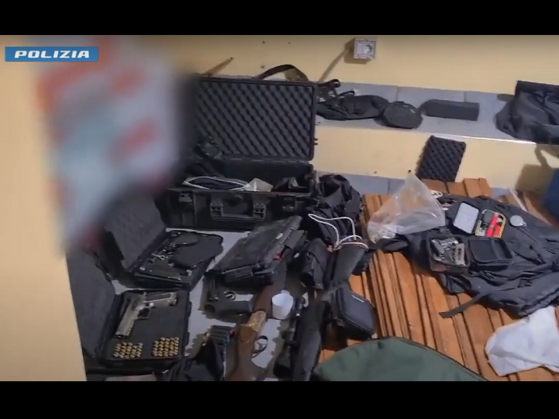 Immagine articolo: (VIDEO) Arrestato 44enne castelvetranese in provincia di Varese, un'arsenale di armi scoperto dalla Polizia Immagine articolo: (VIDEO) Arrestato 44enne castelvetranese in provincia di Varese, un'arsenale di armi scoperto dalla Polizia