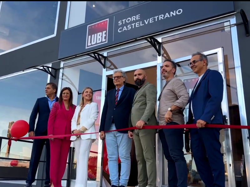 Immagine articolo: Ieri inaugurazione Lube Store nella zona commerciale di CVetrano. Presente anche il Sindaco Lentini: “Nuovi investimenti siano volano per il territorio”