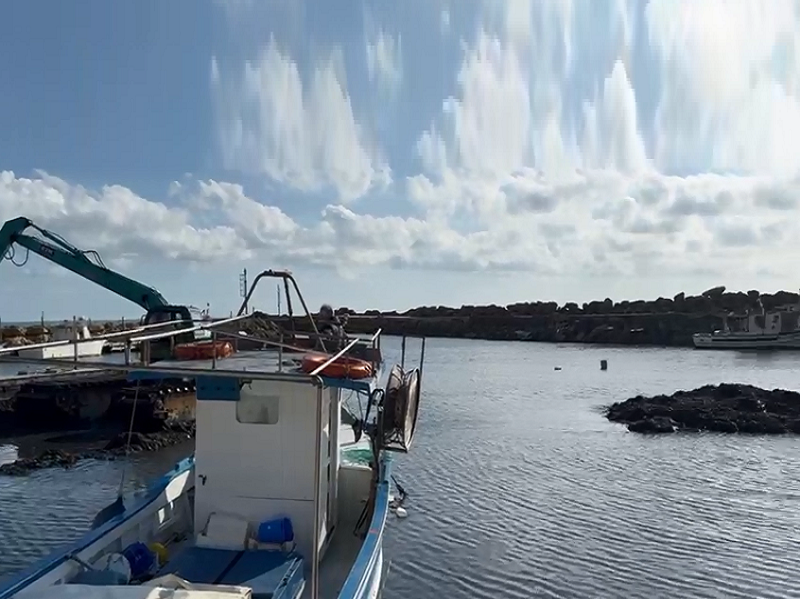 Immagine articolo: (VIDEO) Marinella, aperto il varco alle barche, i pescatori tornano a lavorare e sperano nel prolungamento del puntale Immagine articolo: (VIDEO) Marinella, aperto il varco alle barche, i pescatori tornano a lavorare e sperano nel prolungamento del puntale