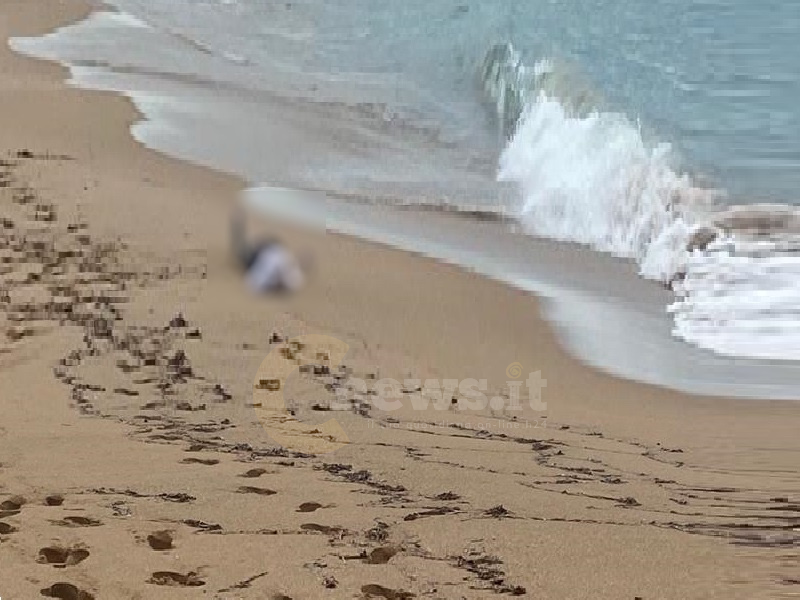 Immagine articolo: Triscina, trovato uomo morto sulla spiaggia. In corso accertamenti Immagine articolo: Triscina, trovato uomo morto sulla spiaggia. In corso accertamenti