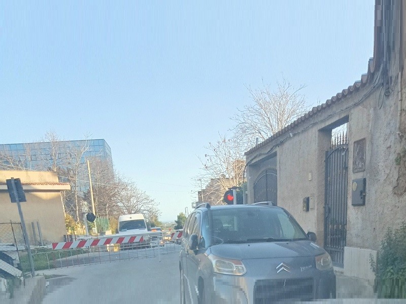 Immagine articolo: Il lettore scrive: "Sosta selvaggia in prossimità del passaggio a livello di piazza Generale Cascino" Immagine articolo: Il lettore scrive: "Sosta selvaggia in prossimità del passaggio a livello di piazza Generale Cascino"