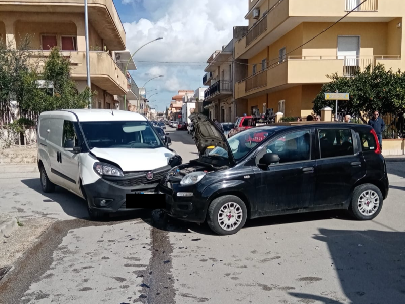Immagine articolo: Sconto auto-furgone in via Caracci, feriti trasportati al Pronto Soccorso Immagine articolo: Sconto auto-furgone in via Caracci, feriti trasportati al Pronto Soccorso