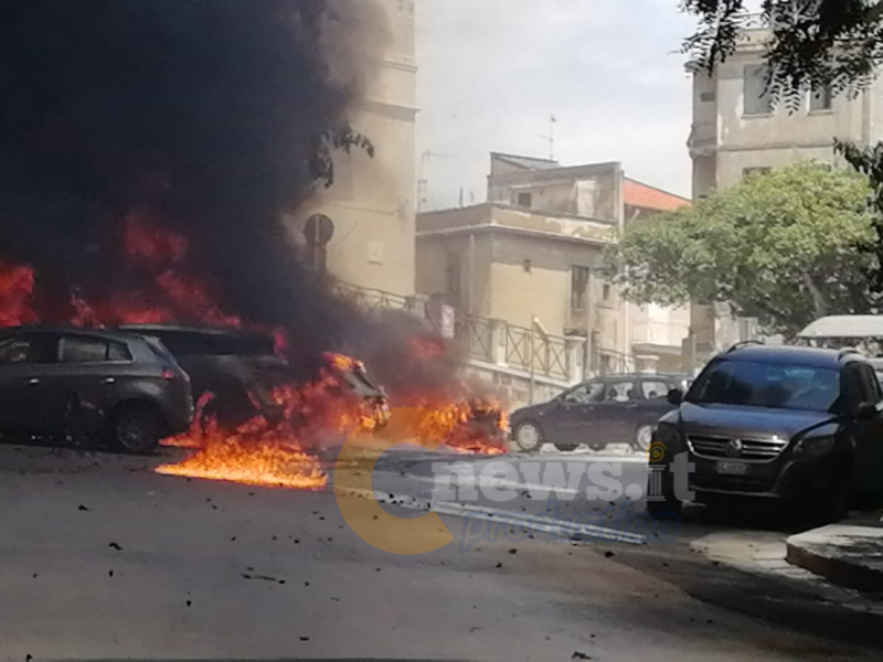 Immagine articolo: Salemi, sei auto a fuoco in via dei Mille Immagine articolo: Salemi, sei auto a fuoco in via dei Mille