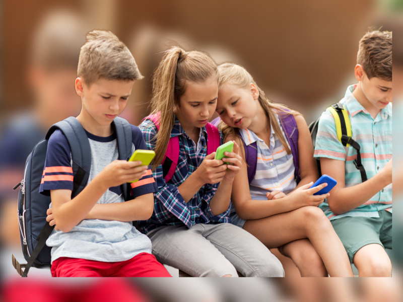 Immagine articolo: “Minorenni sempre più ostaggio degli smartphone. Perché non vietarli fino ad una certa età?”. Lettera aperta alla Redazione Immagine articolo: “Minorenni sempre più ostaggio degli smartphone. Perché non vietarli fino ad una certa età?”. Lettera aperta alla Redazione