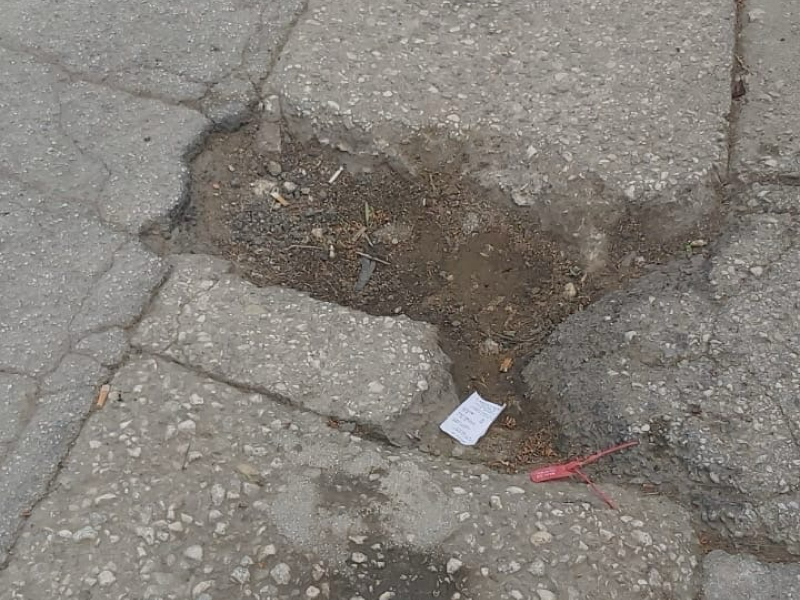 Immagine articolo: Il lettore scrive: “Buche pericolose in piazza Dante alcune profonde anche 35cm” Immagine articolo: Il lettore scrive: “Buche pericolose in piazza Dante alcune profonde anche 35cm”