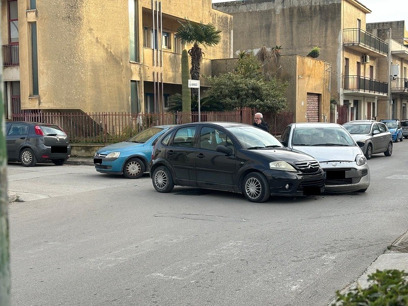 Immagine articolo: Altro incidente in via Caracci, solo danni alle vetture Immagine articolo: Altro incidente in via Caracci, solo danni alle vetture