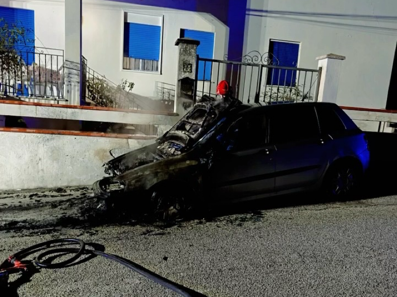 Immagine articolo: Auto in fiamme a Triscina, preoccupazione per i residenti Immagine articolo: Auto in fiamme a Triscina, preoccupazione per i residenti