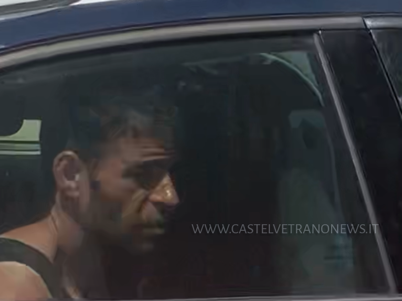 Immagine articolo: Era evaso dal carcere di Barcellona. Arrestato scafista latitante e tre complici a CVetrano dopo blitz dei Carabinieri Immagine articolo: Era evaso dal carcere di Barcellona. Arrestato scafista latitante e tre complici a CVetrano dopo blitz dei Carabinieri