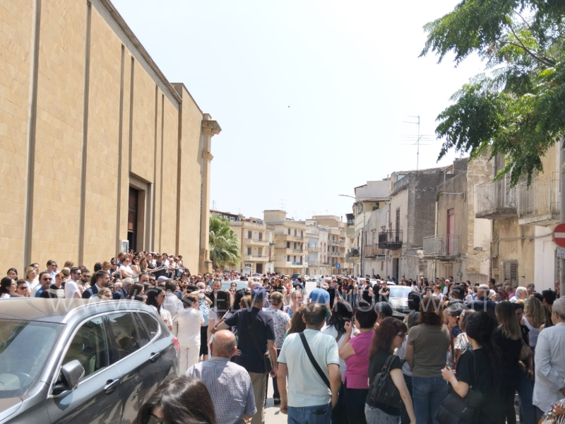 Immagine articolo: Tanta commozione per l'ultimo saluto a Mary Bonanno: "Ci ha lasciato una persona davvero speciale" Immagine articolo: Tanta commozione per l'ultimo saluto a Mary Bonanno: "Ci ha lasciato una persona davvero speciale"