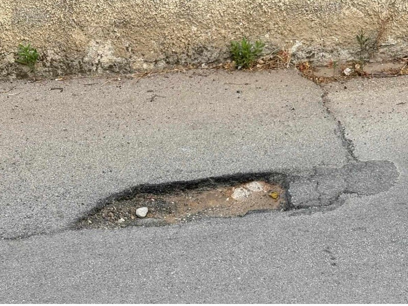Immagine articolo: Il lettore scrive: "buca pericolosa in via Cavallaro proprio a ridosso dell'incrocio con via Pindaro" Immagine articolo: Il lettore scrive: "buca pericolosa in via Cavallaro proprio a ridosso dell'incrocio con via Pindaro"
