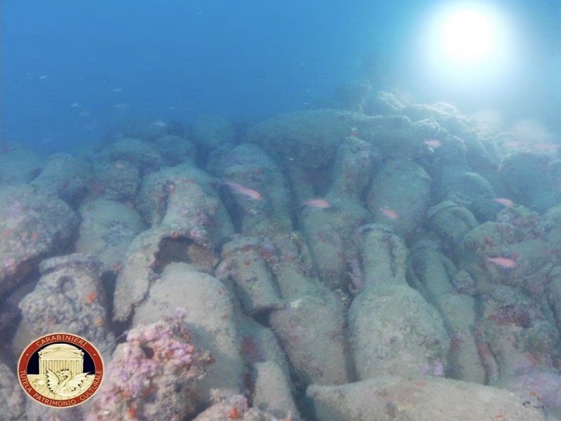 Immagine articolo: Mazara del Vallo, scoperto un relitto romano a 46 metri di profondità. Sul fondale centinaia di anfore