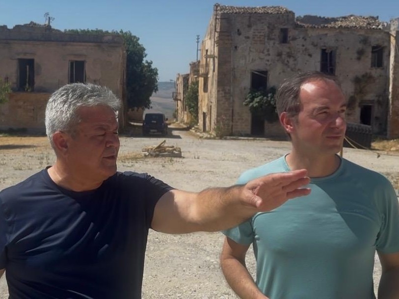 Immagine articolo: Poggioreale, il Senatore Borghese in visita al vecchio centro danneggiato dal sisma del '68