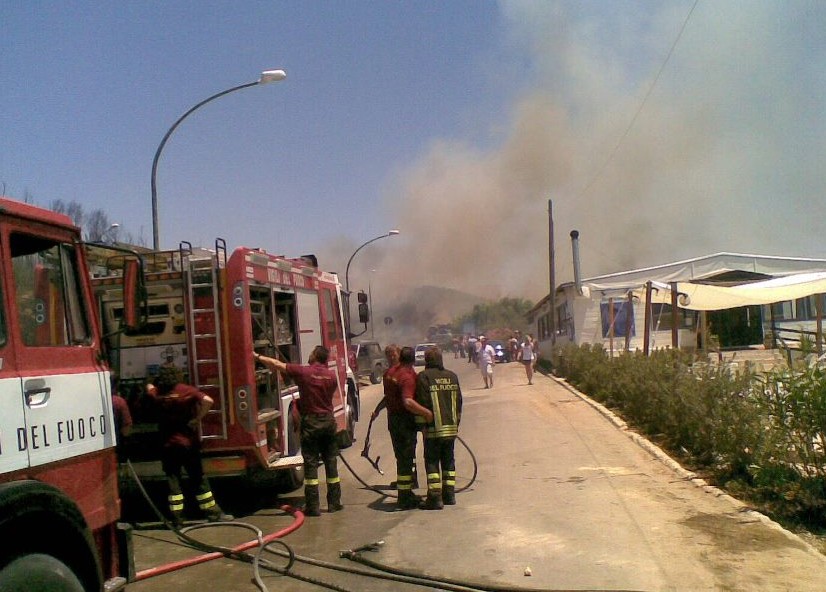 Immagine articolo: Incendio a Selinunte: scoppiano due tombini, fortunatamente nessun ferito