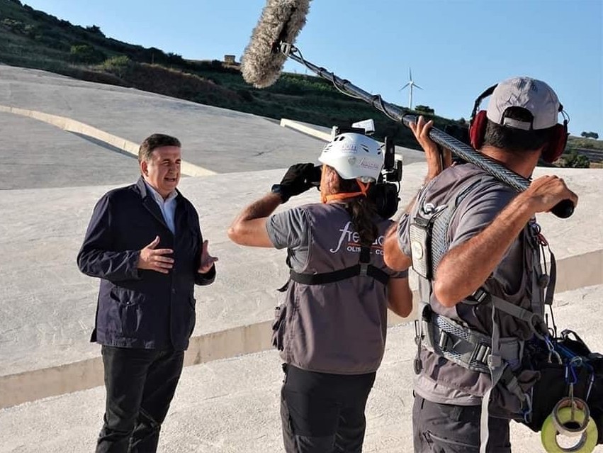 Immagine articolo: Le telecamere Mediaset a Gibellina per un servizio sul Cretto di Burri. Presente il giornalista Roberto Giacobbo