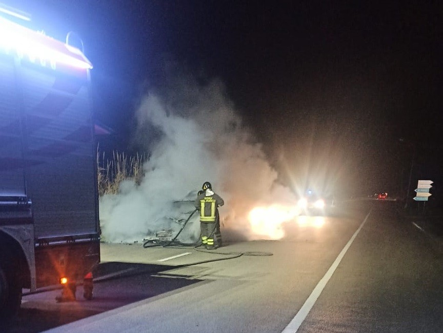Immagine articolo: Auto in fiamme sulla SP119, commerciante castelvetranese riesce a fermarsi e mettersi in salvo