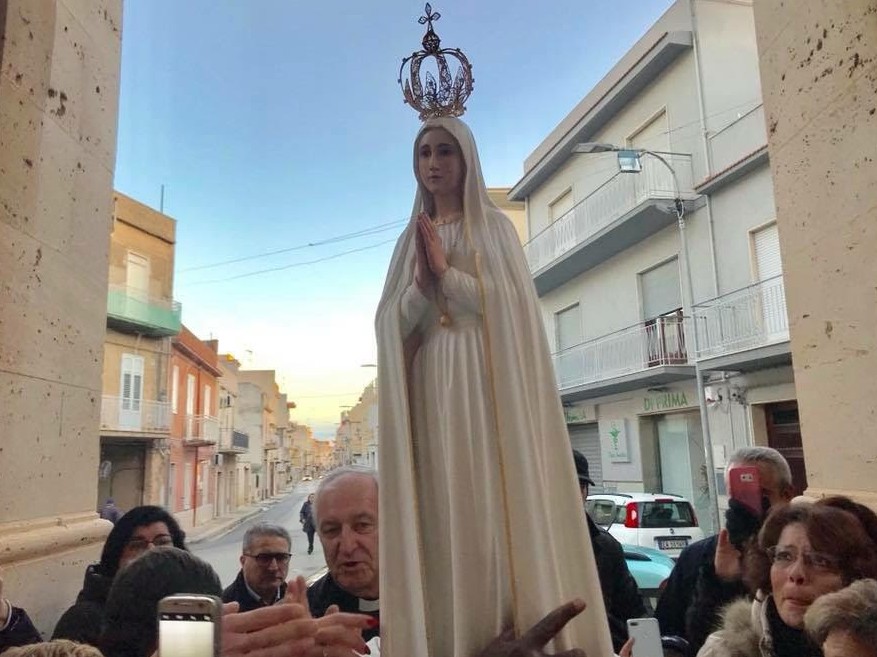 Immagine articolo: La Madonna di Fatima è tornata a Castelvetrano. La prima volta nel 1948 ad attenderla un carro trionfale