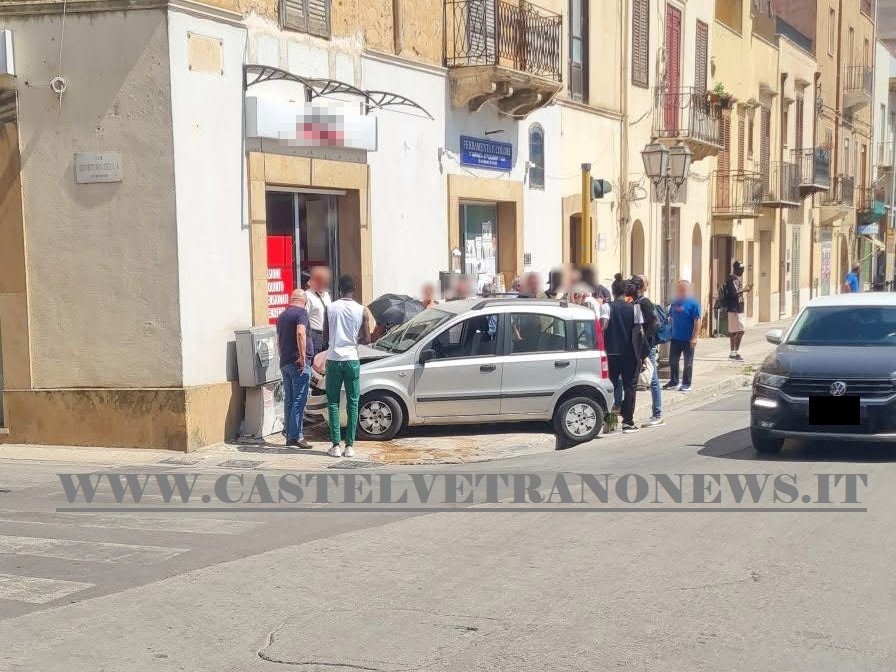 Immagine articolo: Auto contro vetrina ufficio nota agenzia finanziaria, donna trasportata in ospedale Immagine articolo: Auto contro vetrina ufficio nota agenzia finanziaria, donna trasportata in ospedale