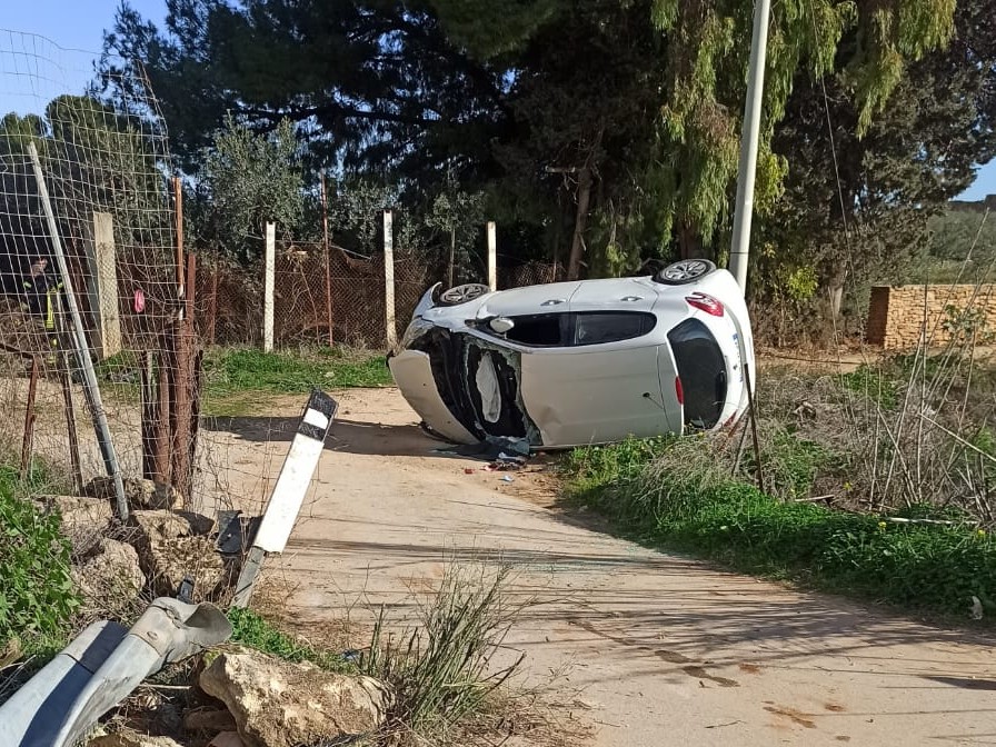Immagine articolo: Incidente sulla Castelvetrano-Triscina, auto esce di strada e si capovolge Immagine articolo: Incidente sulla Castelvetrano-Triscina, auto esce di strada e si capovolge