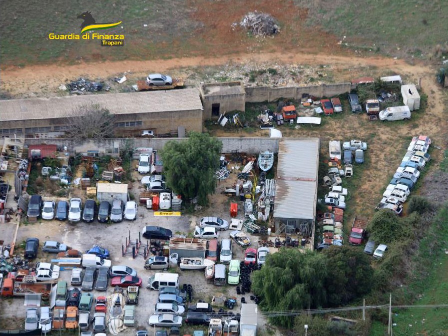 Immagine articolo: Castelvetrano, finanzieri sequestrano area con 139 veicoli in disuso Immagine articolo: Castelvetrano, finanzieri sequestrano area con 139 veicoli in disuso