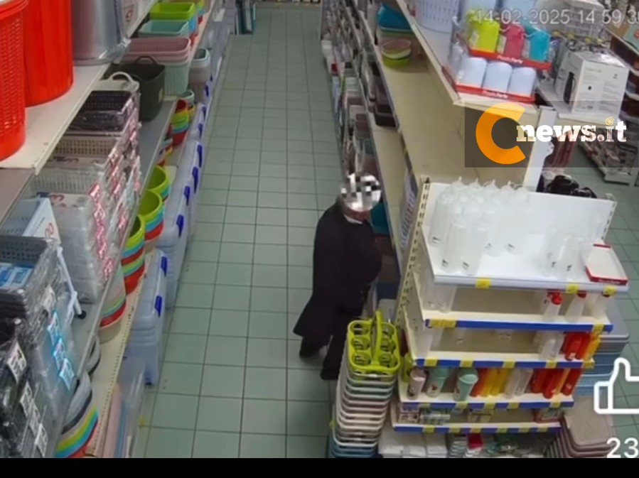 Immagine articolo: Castelvetrano, un uomo urina in un negozio sui prodotti. La rabbia dei proprietari: “Il bagno c’era. Incivile!” Immagine articolo: Castelvetrano, un uomo urina in un negozio sui prodotti. La rabbia dei proprietari: “Il bagno c’era. Incivile!”