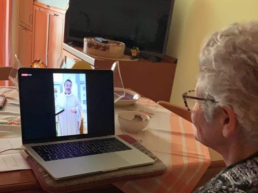 Immagine articolo: S. Ninfa, la fede "digitale" ai tempi del Coronavirus. "Io, ad 84 anni la tecnologia tra preghiere e messe social". Storia di Maria Lombardo