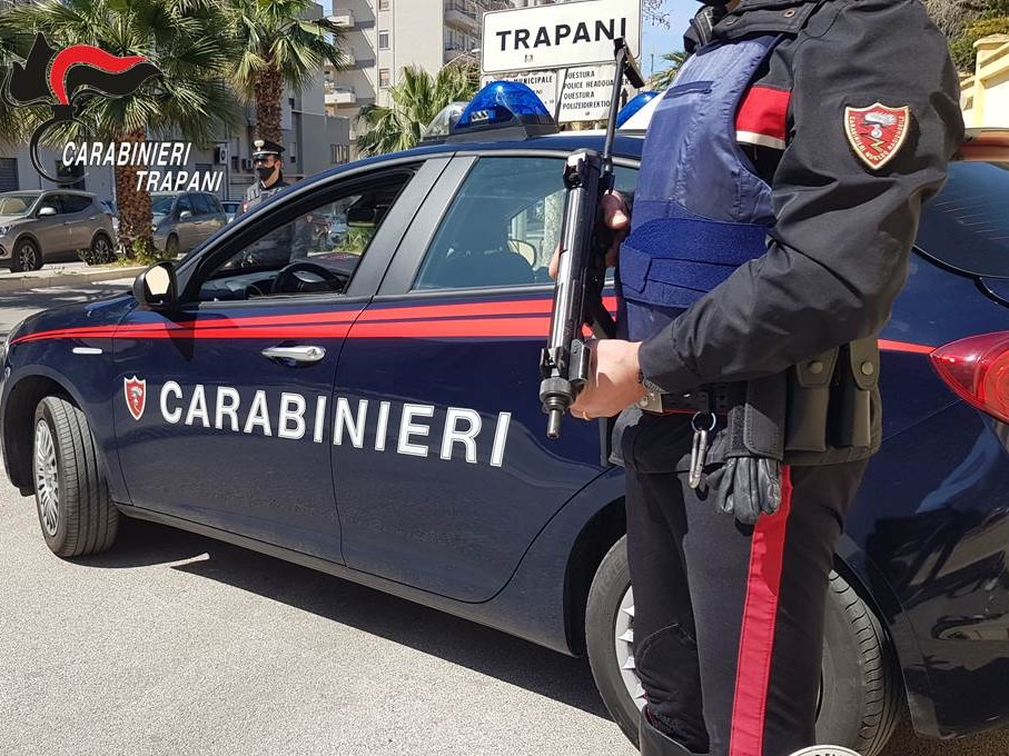 Immagine articolo: Gettava migliaia di fogli di carta in mare. Carabinieri denunciano un portoghese Immagine articolo: Gettava migliaia di fogli di carta in mare. Carabinieri denunciano un portoghese