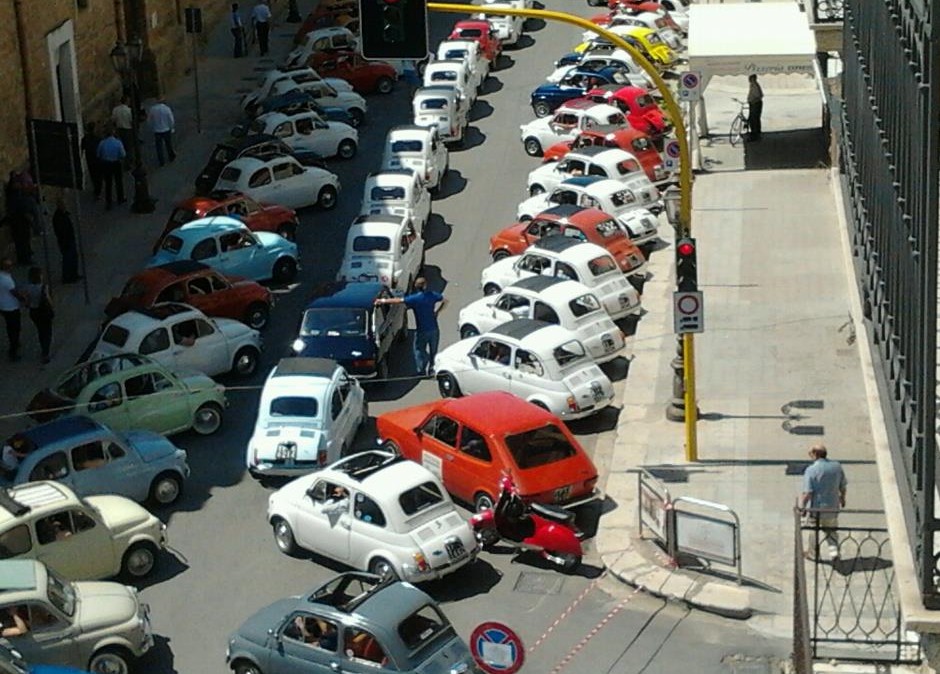 Immagine articolo: Un corteo di 500 e auto d'epoca invade Castelvetrano Immagine articolo: Un corteo di 500 e auto d'epoca invade Castelvetrano