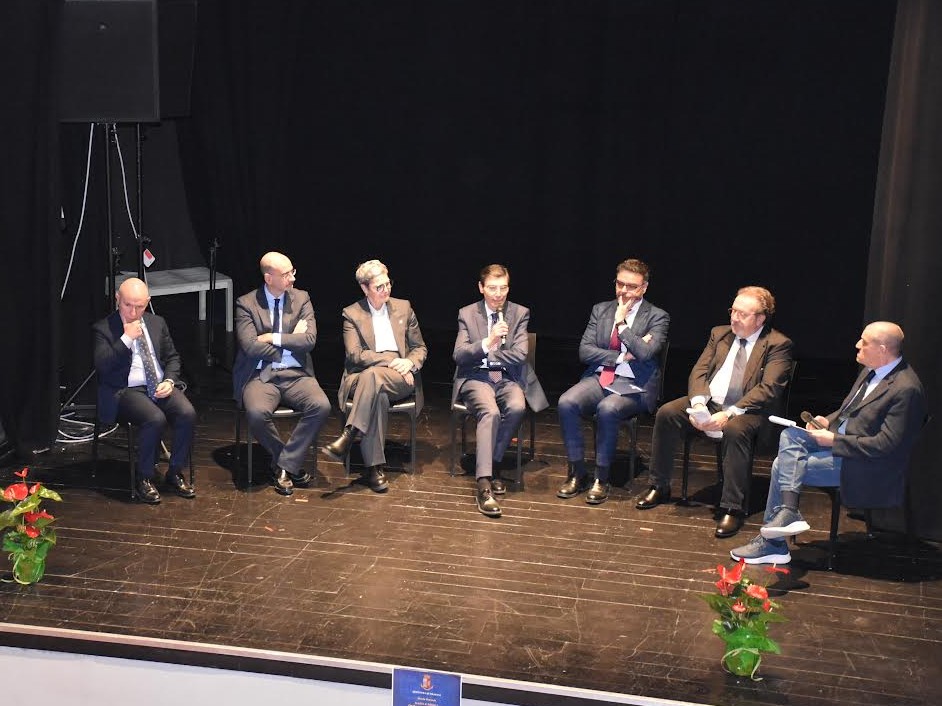 Immagine articolo: Studenti castelvetranesi all'incontro promosso dalla Questura "Mafia e droga: quali pericoli per il territorio" Immagine articolo: Studenti castelvetranesi all'incontro promosso dalla Questura "Mafia e droga: quali pericoli per il territorio"