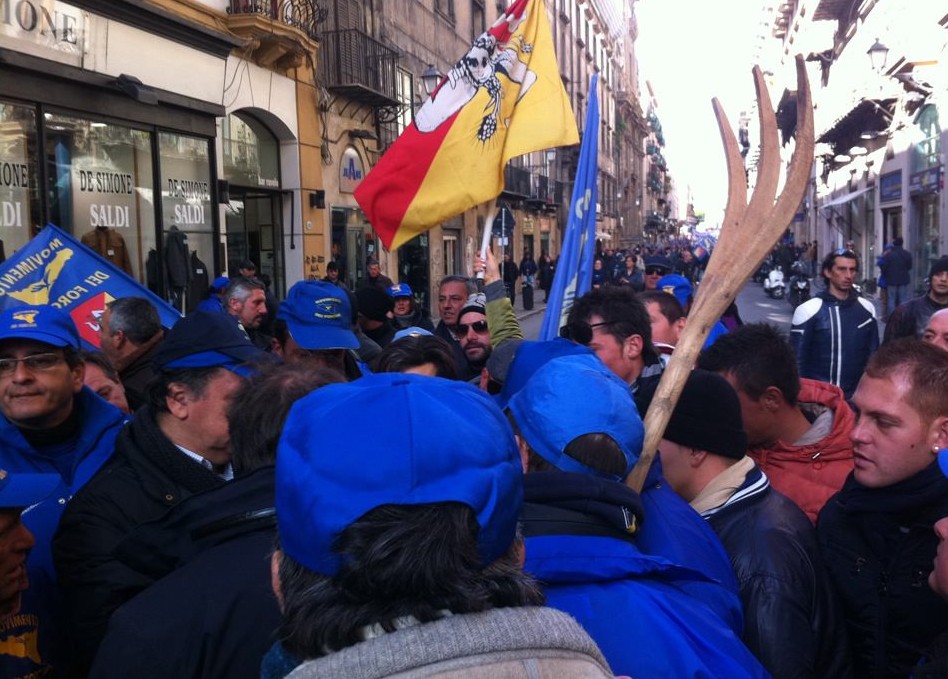 Il "Movimento dei Forconi" sfila per le vie di Palermo Il "Movimento dei Forconi" sfila per le vie di Palermo