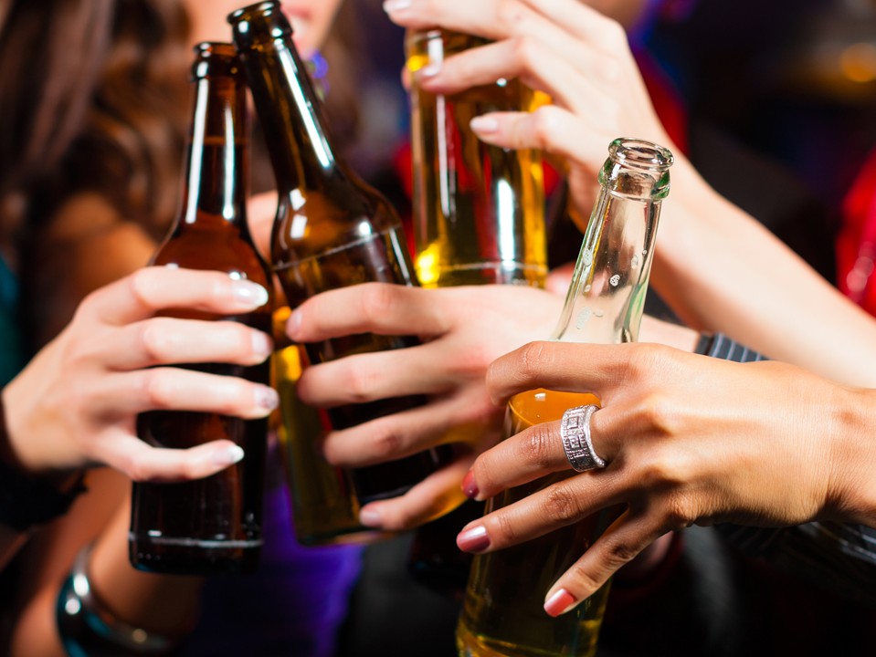 Immagine articolo: Il binge drinking sempre più diffuso tra gli adolescenti. Rischi per la salute e strategie per i genitori Immagine articolo: Il binge drinking sempre più diffuso tra gli adolescenti. Rischi per la salute e strategie per i genitori