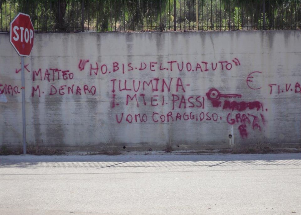 Graffito inneggiante Messina Denaro apparso qualche giorno fa (Foto archivio)