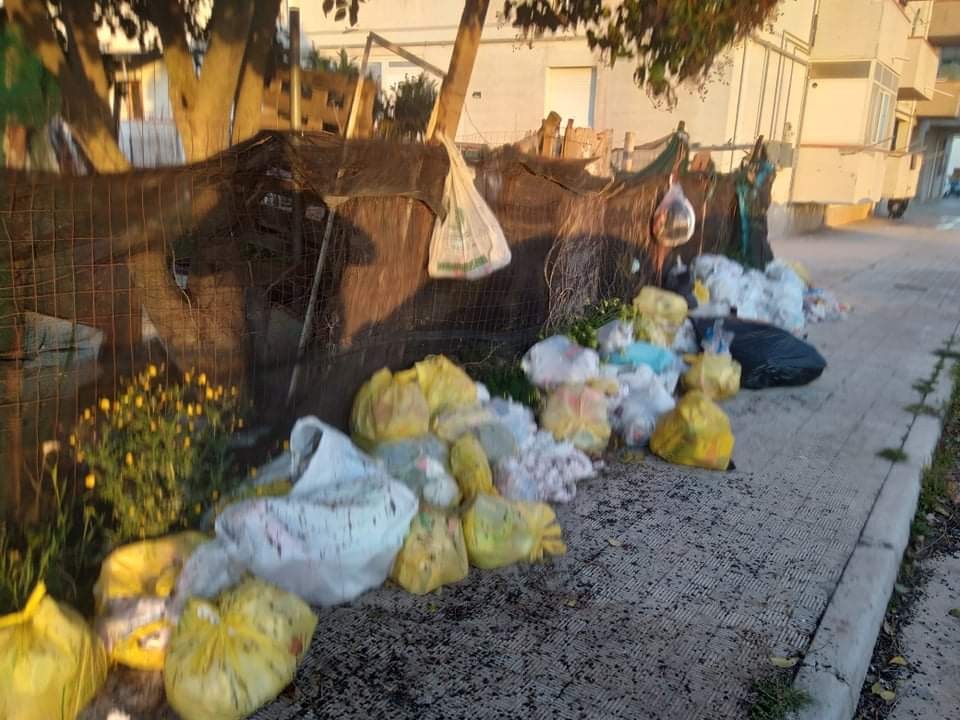 Immagine articolo: Lettore scrive: "Via Carlo Alberto Dalla Chiesa trasformata di nuovo in una discarica" Immagine articolo: Lettore scrive: "Via Carlo Alberto Dalla Chiesa trasformata di nuovo in una discarica"