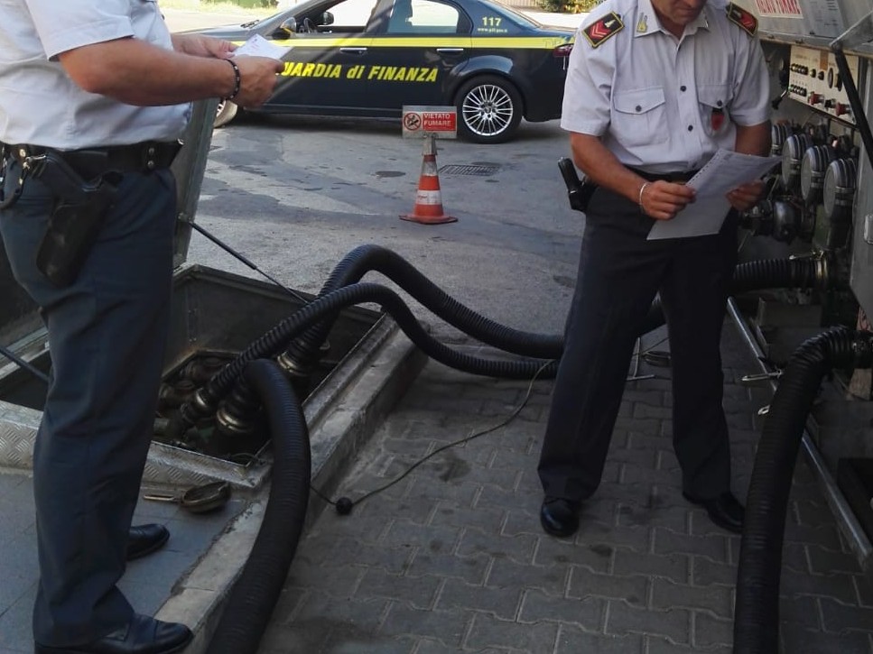 Immagine articolo: GdF, arrestato finanziere: avrebbe passato informazioni riservate in cambio di gasolio agevolato Immagine articolo: GdF, arrestato finanziere: avrebbe passato informazioni riservate in cambio di gasolio agevolato