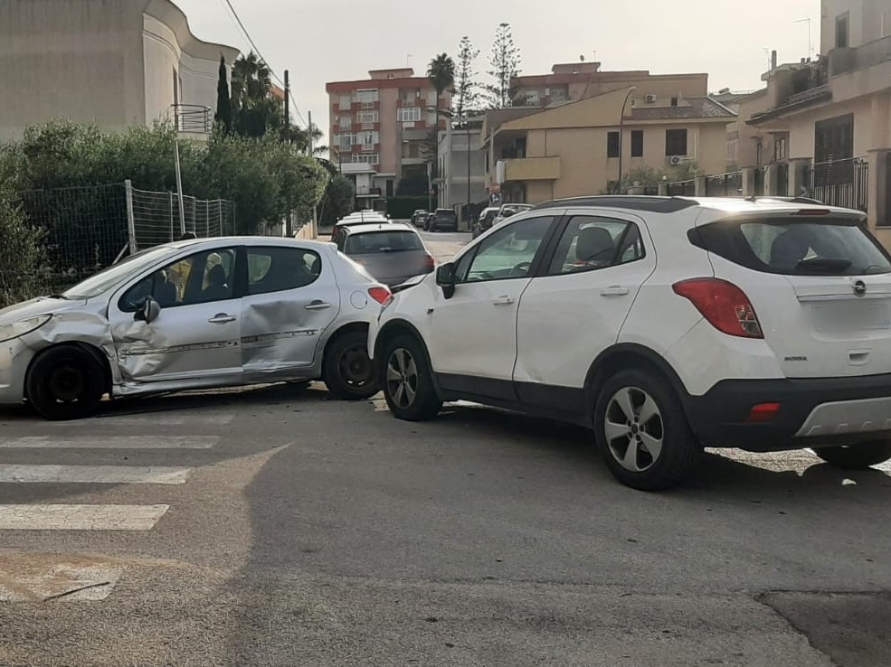 Immagine articolo: Castelvetrano, scontro tra due auto in via Leonardo Centonze. Coinvolte due donne. Sul posto la Polizia Municipale