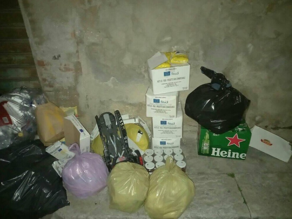 Immagine articolo: "Beni alimentari per bisognosi abbandonati in strada in via Castelfidardo". La denuncia di un cittadino