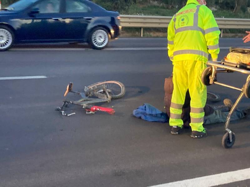 Immagine articolo: Sorpassa con linea continua e investe gruppo di ciclisti. Muore una donna nel palermitano