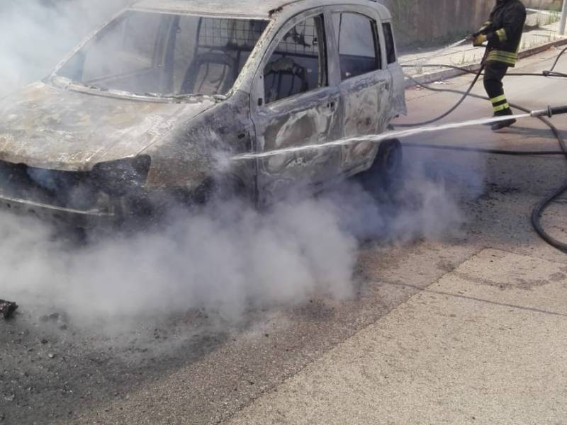 Immagine articolo: Gibellina, auto travolta dalle fiamme. Sul posto i Vigili del Fuoco di Castelvetrano